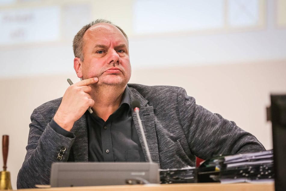 OB Dirk Hilbert (54, FDP) will an seinem Verkaufsplan festhalten.