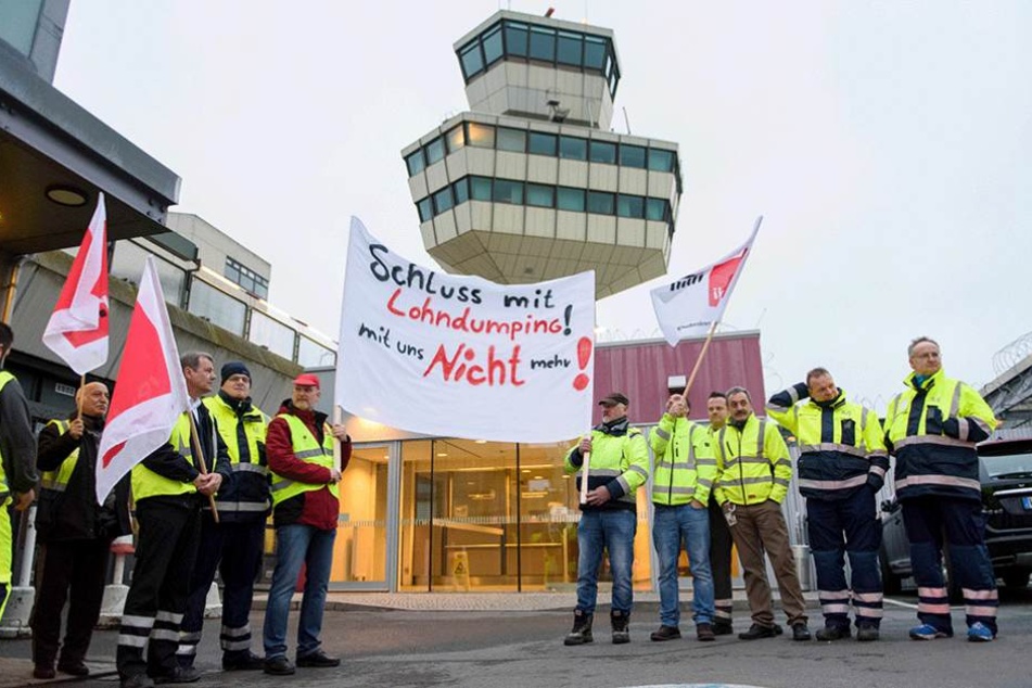 Beschäftigte des Bodenpersonals stehen am 10.03.2017 während eines Streiks vor dem Mitarbeiterzugang des Flughafens Tegel.