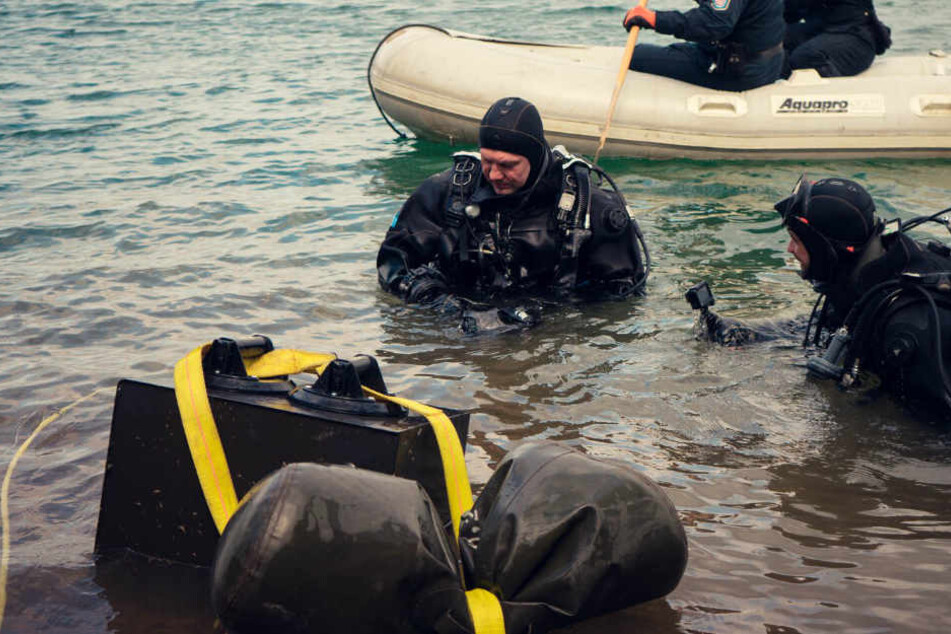 Die Polizeitaucher bargen den Tresor aus dem See.