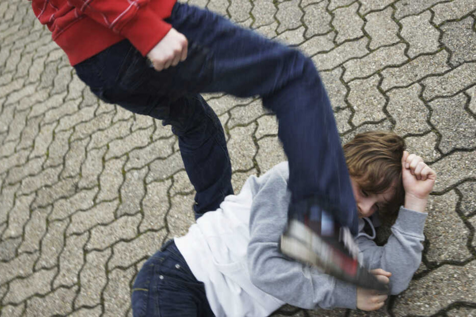 Schläge und Tritte auf dem Pausenhof: Zu solchen Gewaltausbrüchen an Sachsens Schulen sollen es Streitschlichter möglichst gar nicht erst kommen lassen.