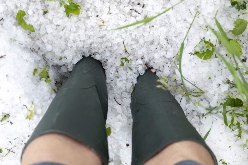 Der Hagel lag auch am Dienstagmorgen noch zentimeterhoch.