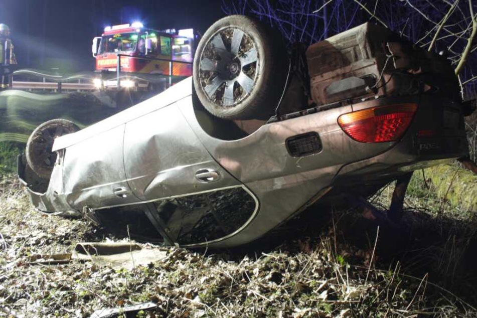 Auf dem Dach lag das verunfallte Wrack neben der Fahrbahn.