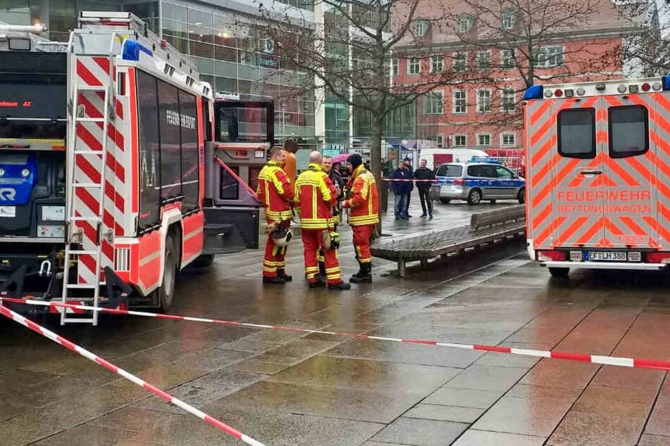 Feuerwehrleute im Einsatz am Anger in Erfurt.