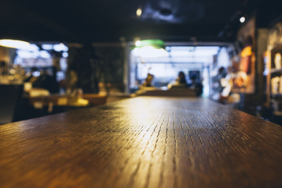 Laut Polizei hatte der 21 Jahre alte Inhaber der Bar in der Karl-Marx-Straße den 37-Jährigen Stammgast gebeten, kurz auf das Lokal aufzupassen (Symbolbild).