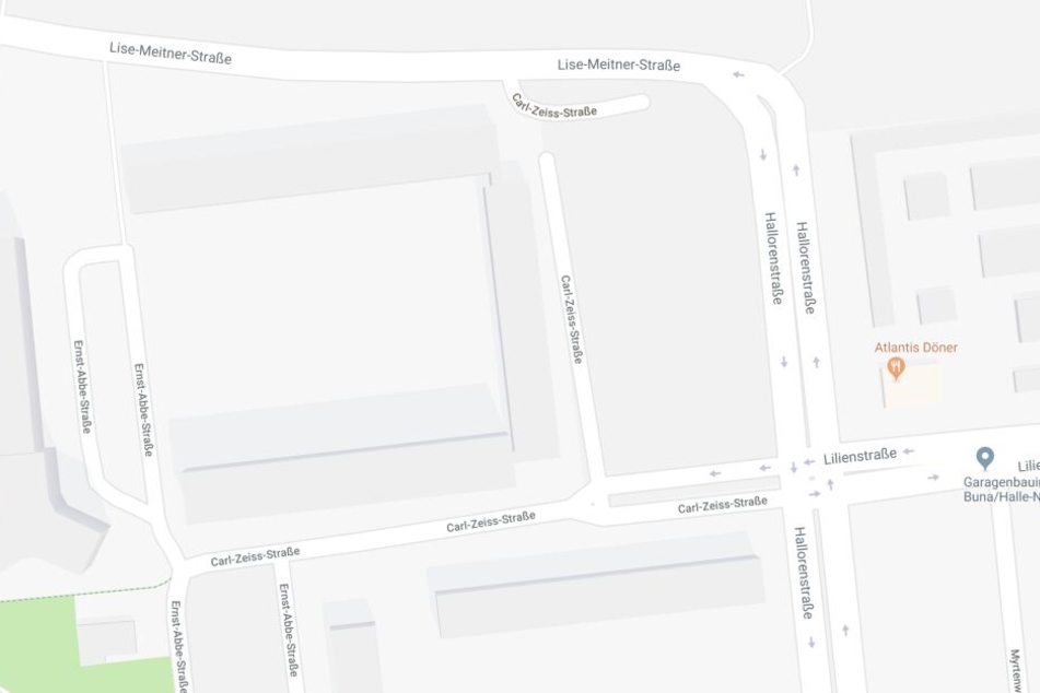 In einem Neubaublock in der Carl-Zeiss-Straße in Halle-Neustadt brannte es am frühen Freitagmorgen.