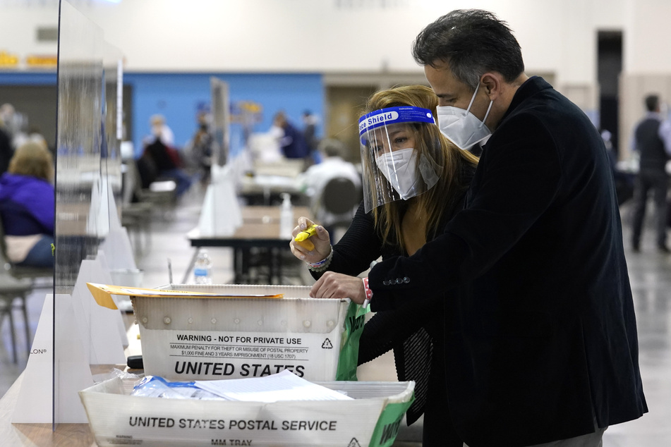 Wahlhelferinnen und Wahlhelfer in Milwaukee führen eine Handauszählung der Stimmzettel für die Präsidentschaftswahlen der USA durch, die im Rahmen einer nach Landesrecht vorgeschriebenen Prüfung erfolgt.