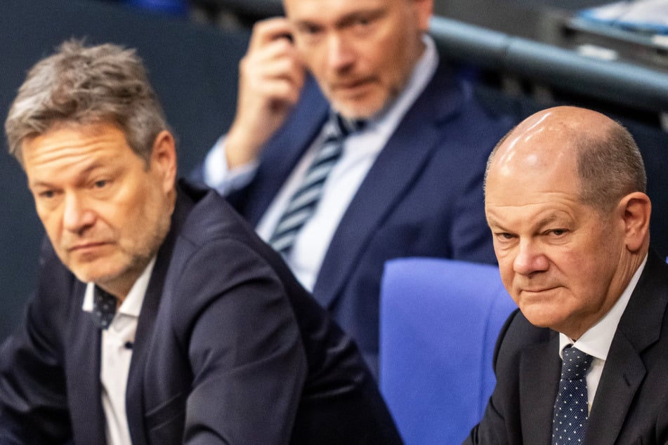 Robert Habeck (54, Grüne, l.), Christian Lindner (44, FDP, M.) und Bundeskanzler Olaf Scholz (65, SPD) sind die führenden Köpfe der Ampel-Bundesregierung: Eine Umfrage des ZDF-Politbarometers im Dezember ergab keine Mehrheit mehr für das Bündnis.