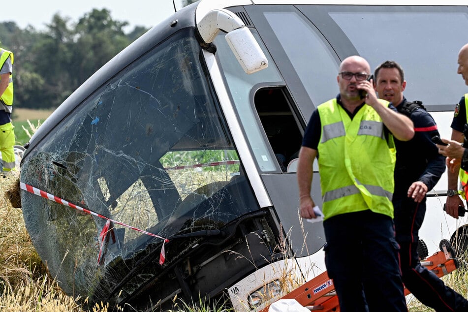Der Bus kippte um und landete im Graben.