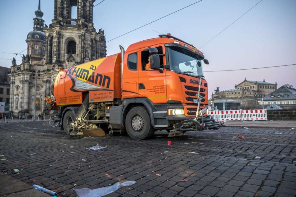 40 Mitarbeiter der Dresdner Stadtreinigung sind seit 6.00 Uhr früh unterwegs.
