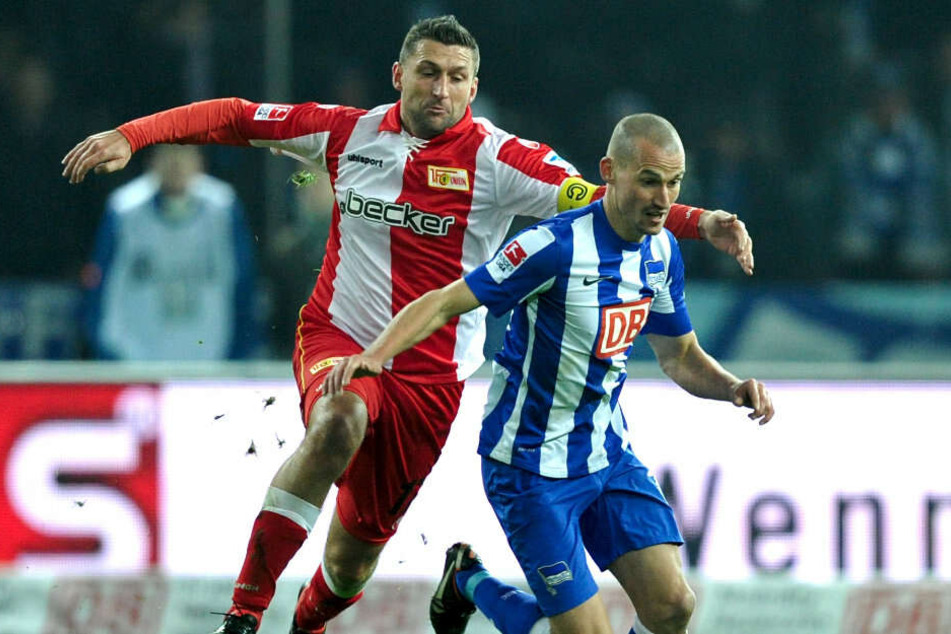 Unions Torsten Mattuschka im Duell mit Herthas Peer Kluge beim letzten Aufeinandertreffen im Februar 2013.