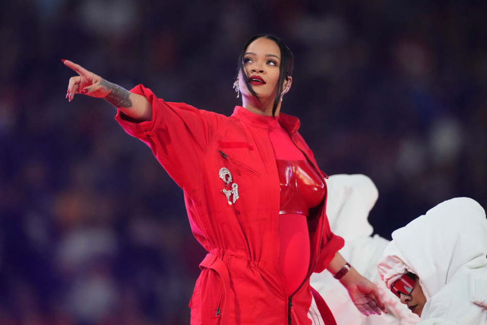 Megastar Rihanna (34) präsentierte während ihres Auftritts beim Super Bowl verdächtige Kurven. Kurz darauf wurde ihre Schwangerschaft bestätigt.