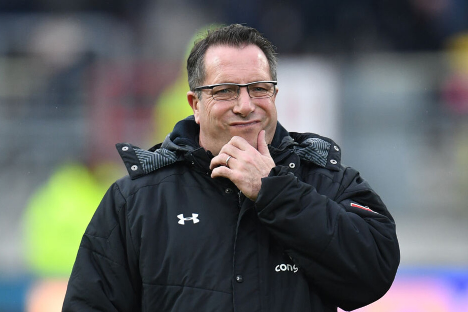 St. Pauli-Trainer Markus Kauczinski denkt noch über seine Aufstellung nach.