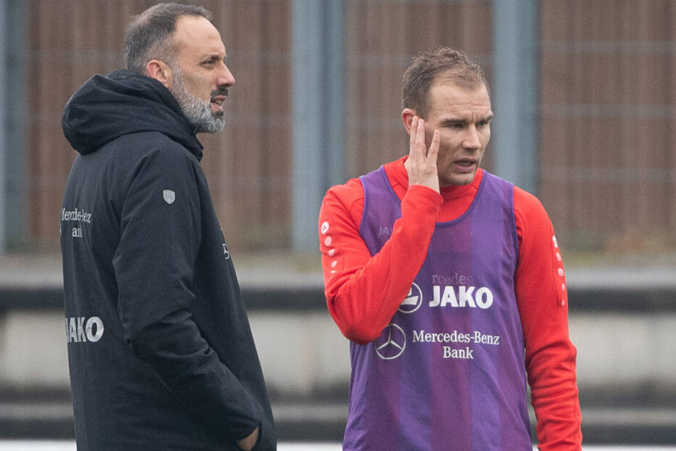 Pellegrino Matarazzo (l.), Trainer des VfB Stuttgart, spricht mit Holger Badstuber beim Training.