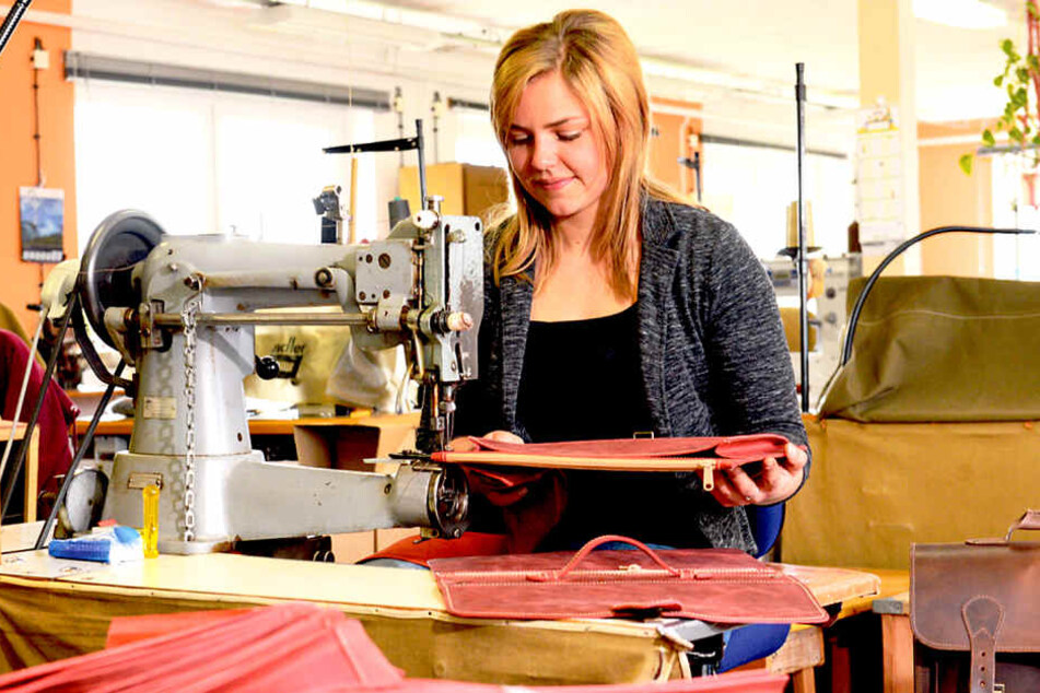 Im Betrieb fertigt Juniorchefin Theresa an der Nähmaschine auch
Ledertaschen.