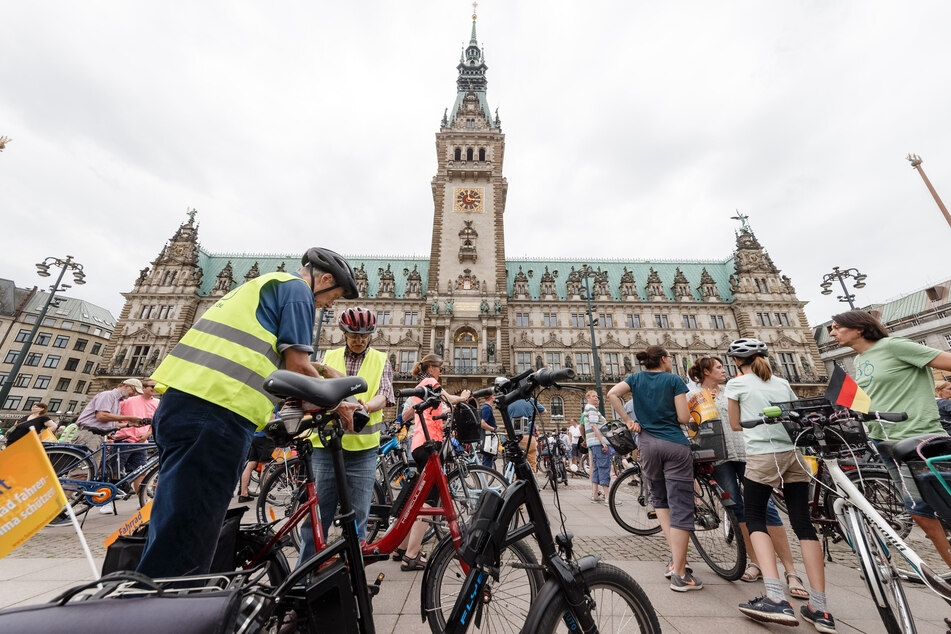 In der Hamburger Innenstadt wird es am Sonntag wieder richtig voll: Bei der traditionellen Fahrradsternfahrt protestieren 16.000 Teilnehmer für eine Verkehrswende (Archivfoto)