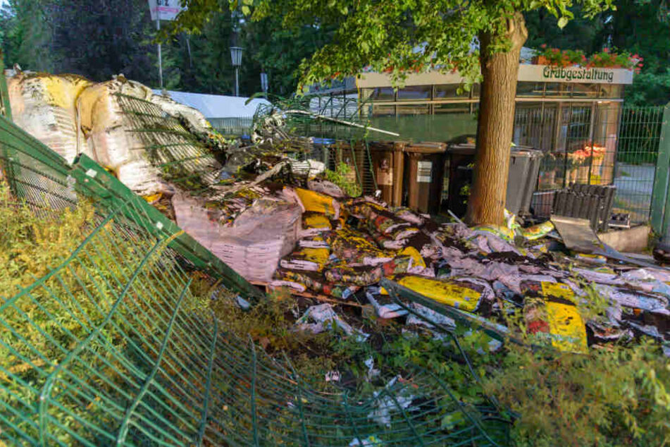 Der komplette Außenbereich der Friedhofsgärtnerei wurde bei dem Unfall zerstört.