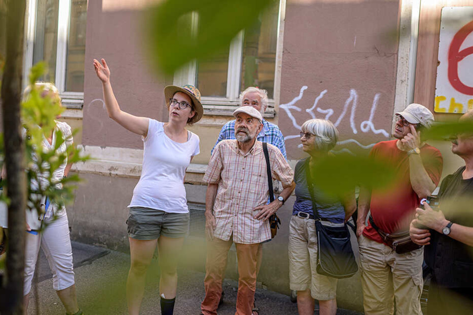 Um Bäume vor Dürre-Perioden zu schützen, können Bürger beispielsweise Baumpaten werden oder Bäume vor ihrer Haustür gießen.