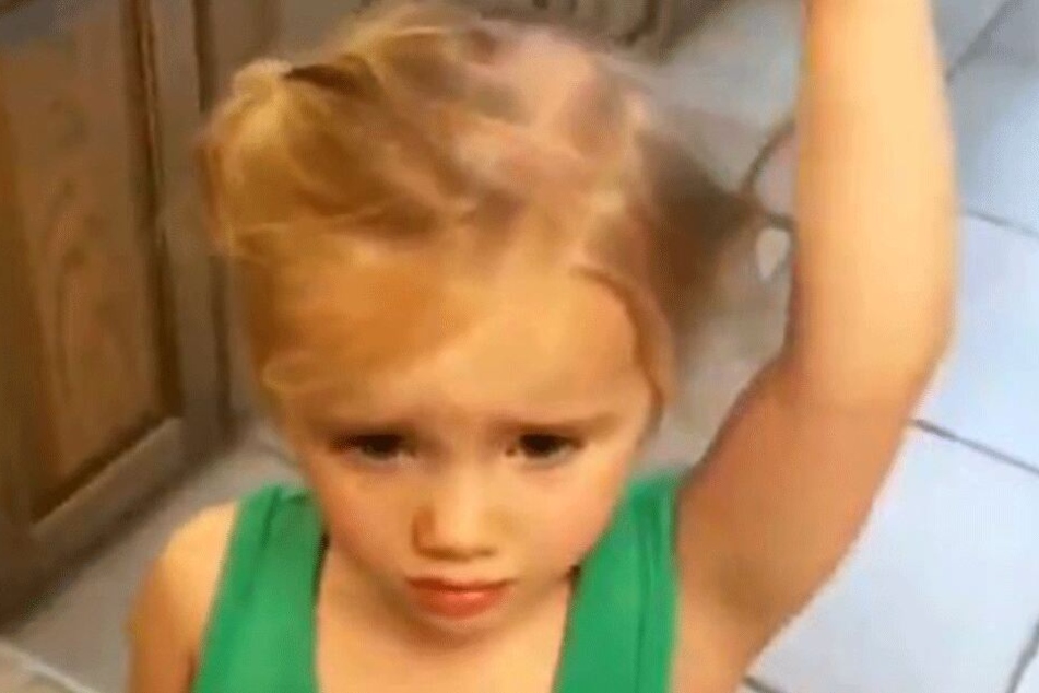 Schwester Eloise hofft hingegen auf eine passable Frisur aus ihrem Resthaar...