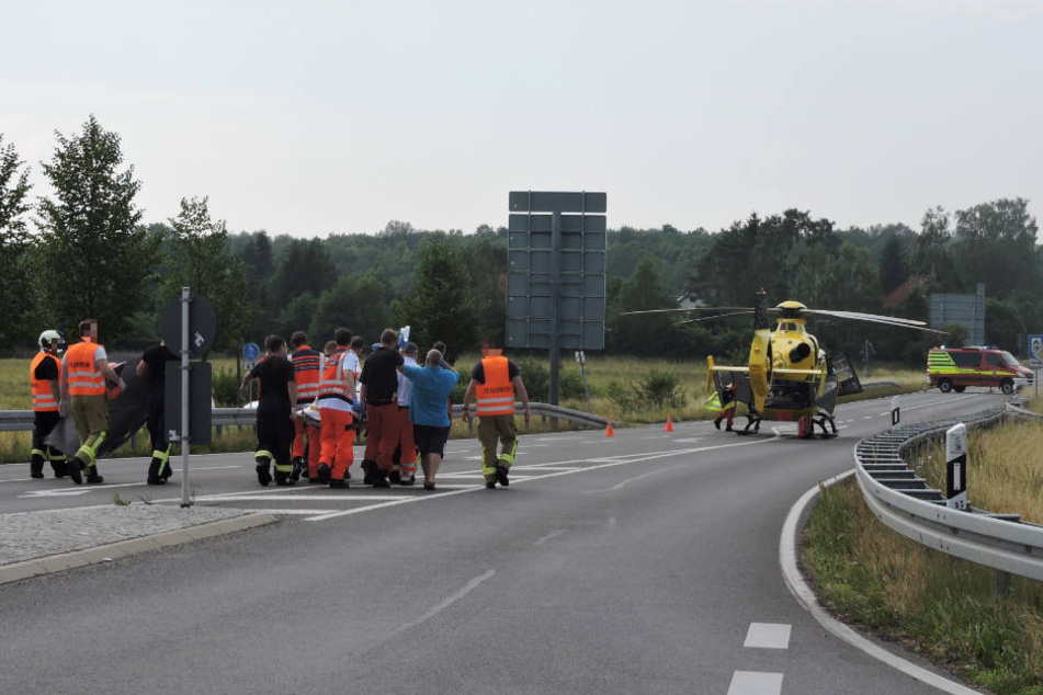 Eine junge Frau kämpft derzeit um ihr Leben. Sie wurde mit einem Hubschrauber ins Krankenhaus gebracht.