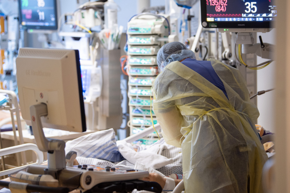 Ein Intensivpfleger arbeitet auf einer Intensivstation an einem Covid-19-Patient.