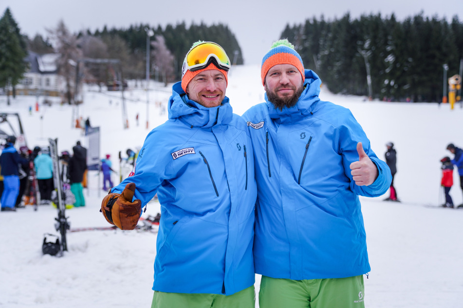 Štěpán Šlechta (35, r.) freut sich mit einem anderen tschechischem Skilehrer über die tollen Bedingungen am Erlebnisberg (F.r.).