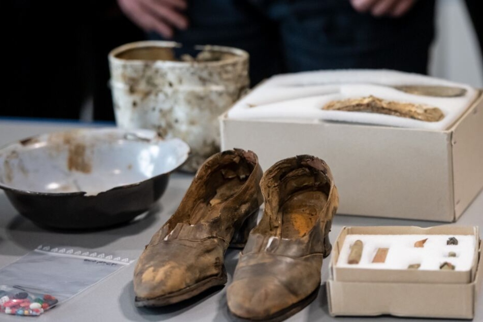 Man hat mehr als 400 Fundstücke an drei Tatorten im Arnsberger Wald gefunden.