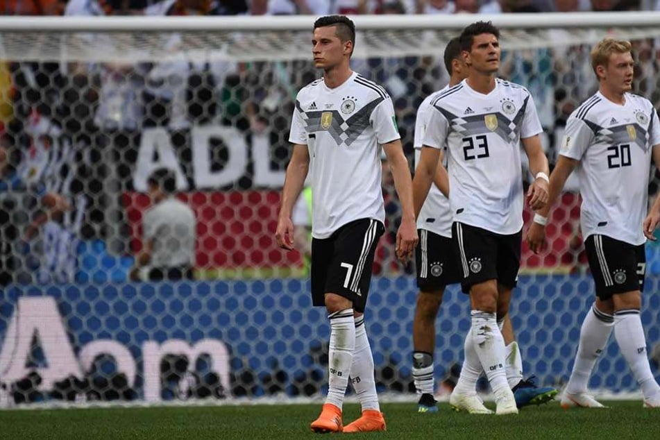 Julian Draxler (l-r), Mario Gomez und Julian Brandt aus Deutschland gehen nach dem Abpfiff enttäuscht vom Platz.