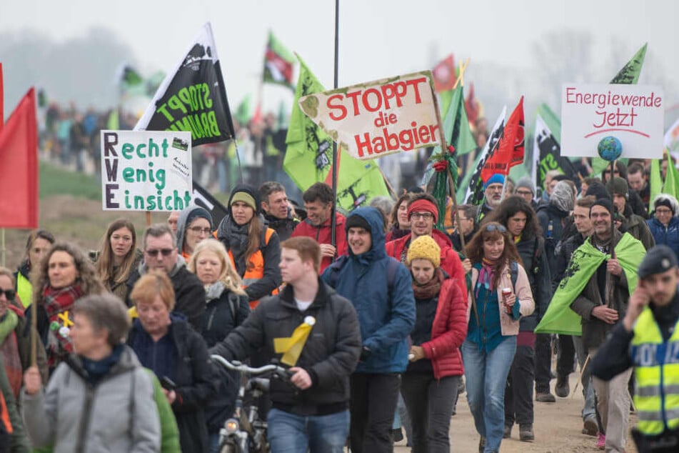 Die Demo-Teilnehmer formierten einen Sternmarsch.