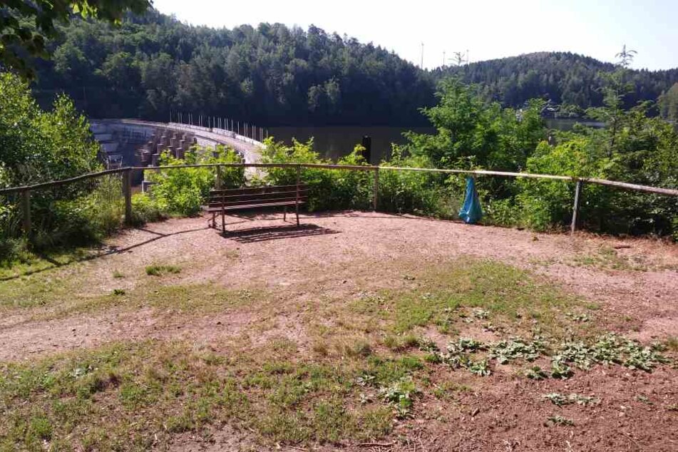 Unbekannte haben an der Talsperre Kriebstein Geländer an den Wanderwegen so manipuliert, dass Wanderer in den Tod hätten stürzen können.