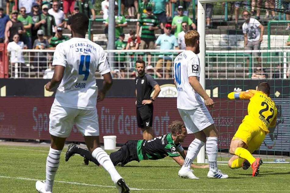 Jena hat das Nachsehen: Aus Nahdistanz trifft Münsters Julian Schauerte zur 1:0-Führung.