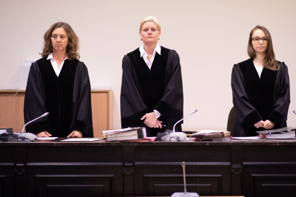 Die Vorsitzende Richterin Jessica Körner (M), und die Richterinnen Esther Waskow (l) und Anja Bothien im Gerichtssaal.