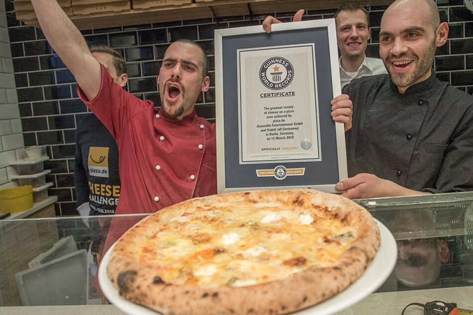 Die Pizzabäcker Mirko und Andrea vom Restaurant Vadoli jubeln über ihren Weltrekord. 