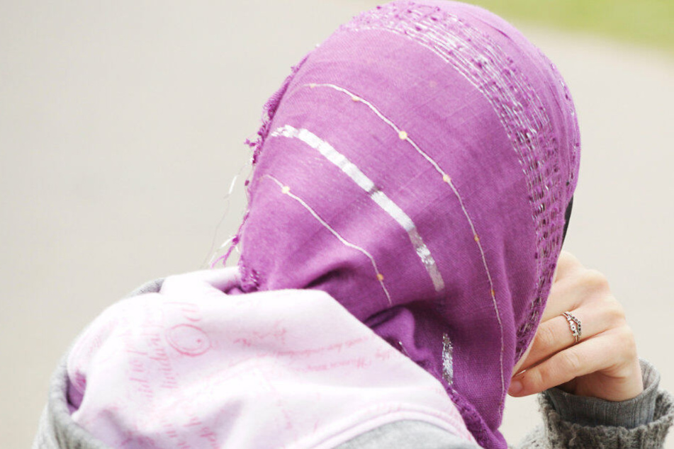 Das Tragen von Kopftüchern soll ebenso wie Kippas und Kreuze verboten werden.