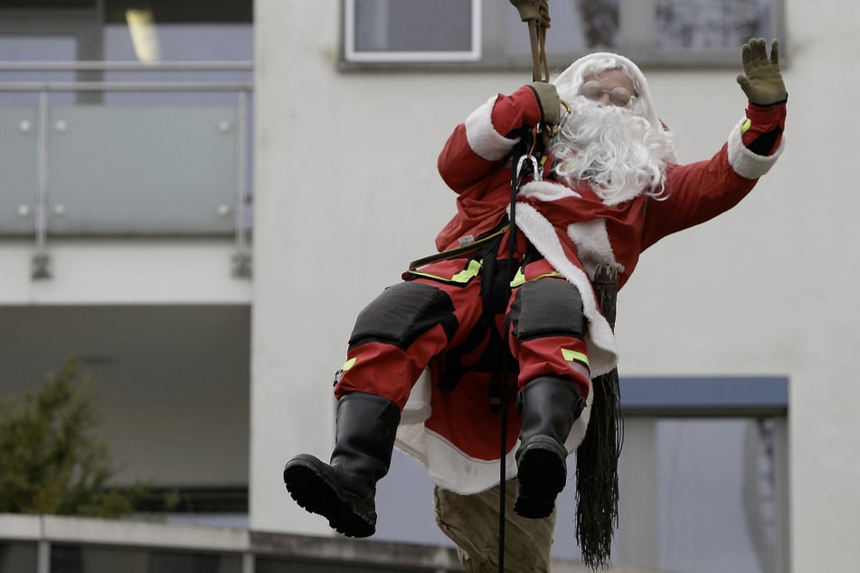 Strahlende Kinderaugen: Nikoläuse seilen sich von sächsischen Kliniken ab