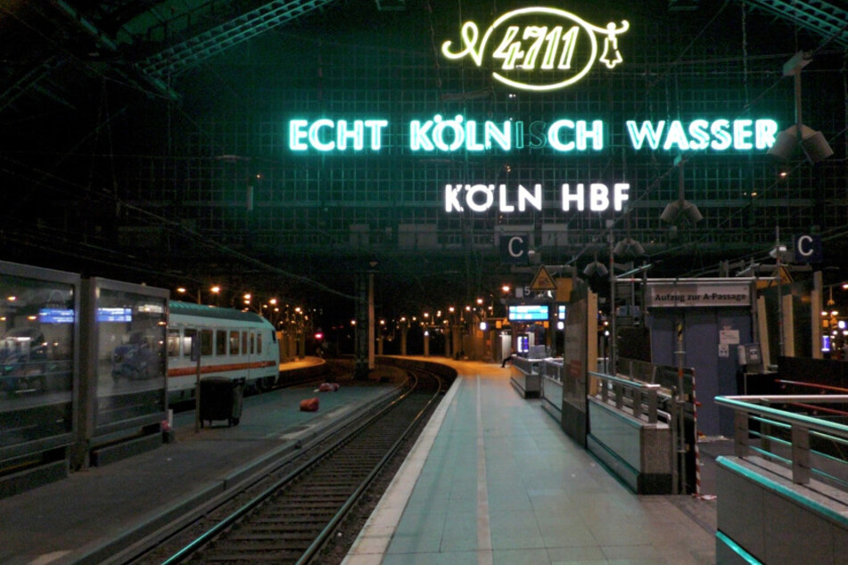 Am Hauptbahnhof in Köln fallen etliche Züge aus, die Gleise bleiben leer.