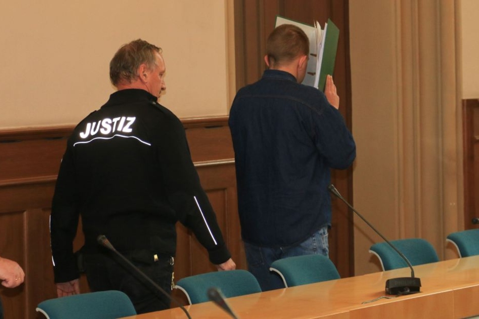 Der Vater versteckte sich hinter einem Aktenordner.