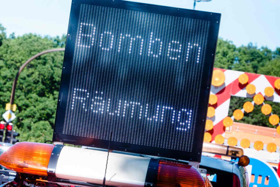 Eine elektronische Tafel weist auf eine Bombenräumung hin (Symbolfoto).