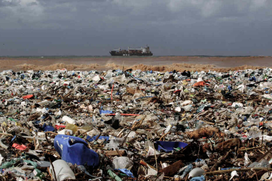 Die EU will mit Beispiel vorangehen und den immensen Plastikmüll auf der Welt reduzieren, wie hier an einem Strand des Distrikts Keserwan im Libanon, nördlich der Hauptstadt Beirut. (Archivbild)