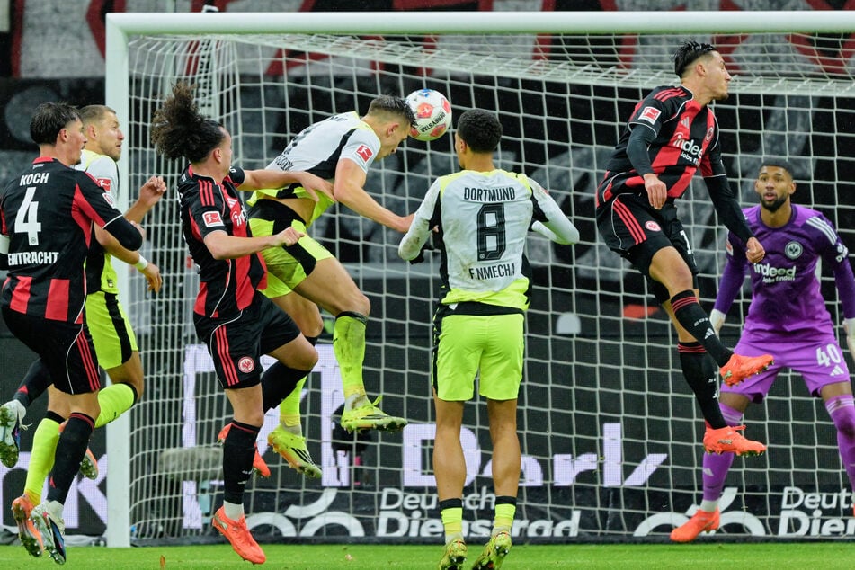 Nach dem Ausgleich verflachte die Partie. Einzig Nico Schlotterbeck war mit einem Kopfball gefährlich, den aber SGE-Keeper Kaua Santos sicher parieren konnte.
