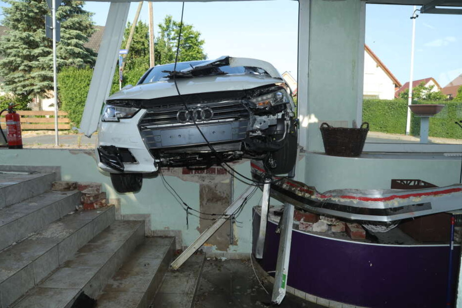 Der Audi blieb auf einer Betonkante hängen.