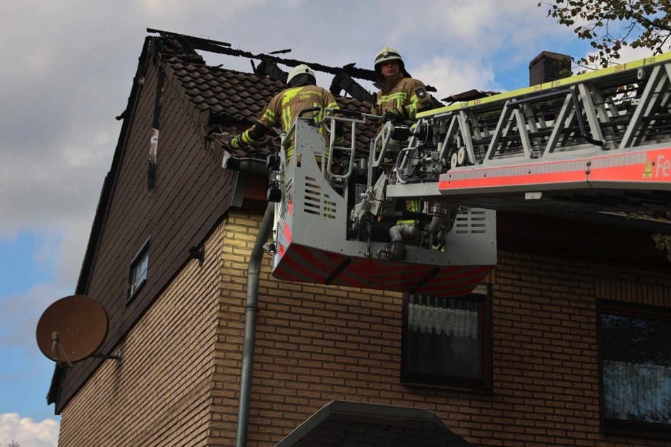 Großer Feuerwehreinsatz am Glockenblumenweg: Dachstuhl in Flammen