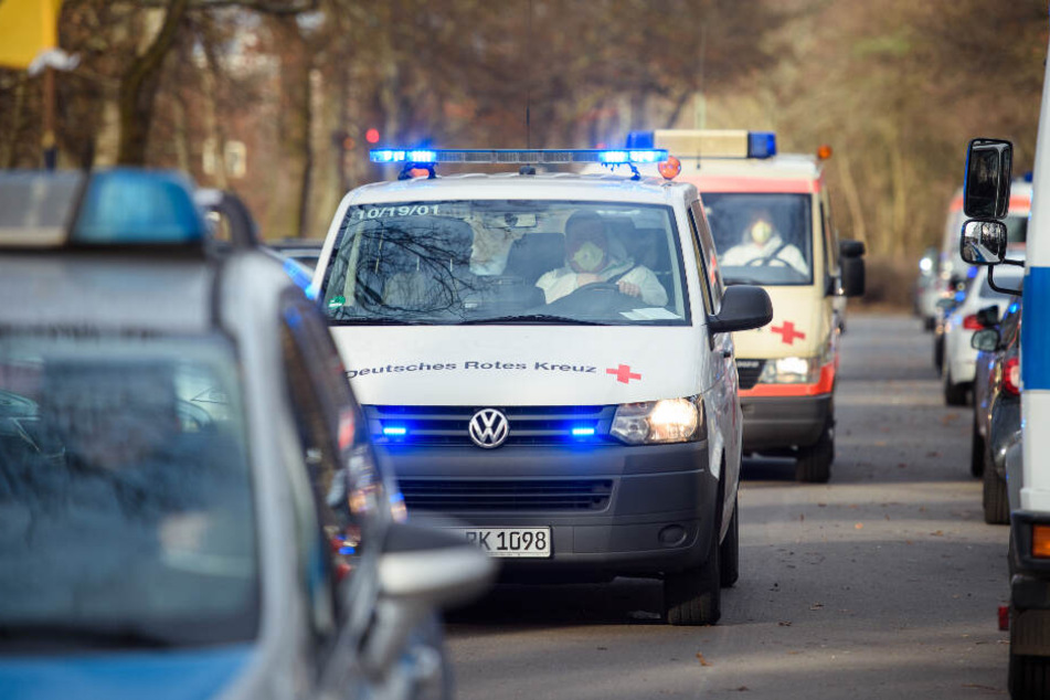 Fahrzeuge des Deutschen Roten Kreuzes (DRK) fahren unter Polizeischutz auf das Gelände der DRK Kliniken Berlin-Köpenick. In dem Klinikum werden 20 deutsche Rückkehrer aus der mit dem Coronavirus stark infizierten Region Wuhan erwartet. (Archivbild)