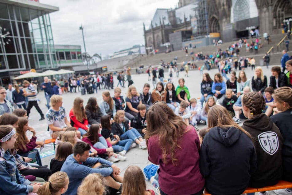 Statt am Kölner Rathaus begann die Demo am Montag zunächst am Kölner Hauptbahnhof.