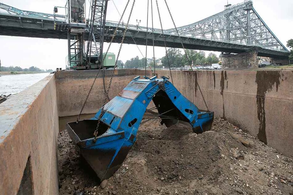Auf einer über 150 Meter langen Fläche wird die Abwasserleitung mit Kies und Schlamm zugedeckt.