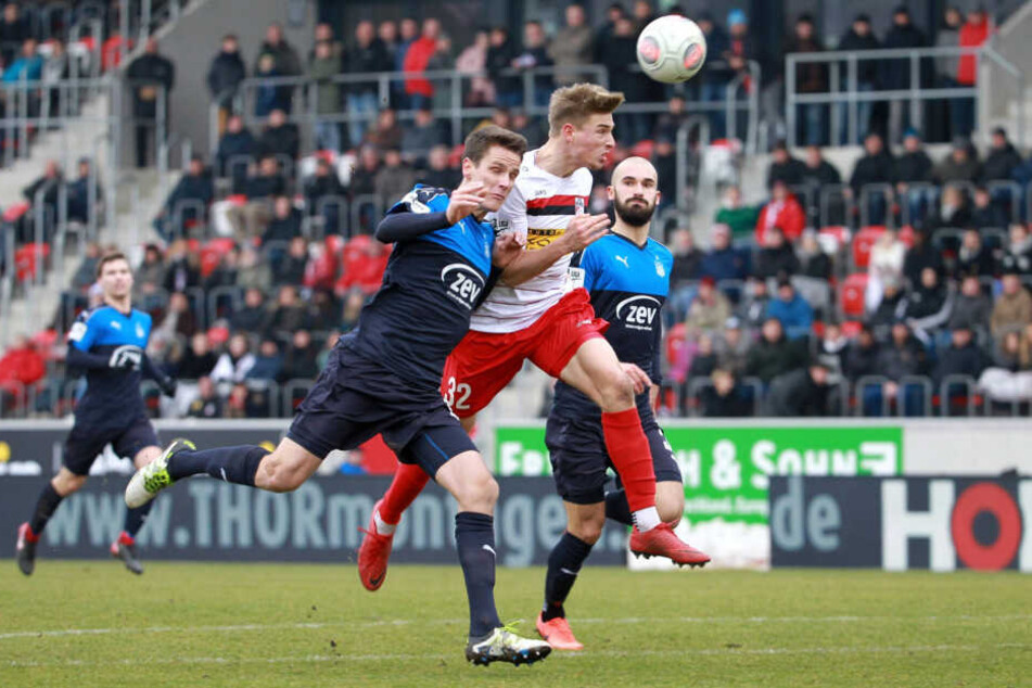 Elias Huth (hier im Februar 2018 im Duell mit Jonas Acquistapace und Nico Antonitsch) wechselt vom 1. FC Kaiserslautern zum FSV Zwickau.