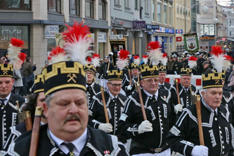 Rund 430 traditionsbewusste Damen und Herren haben sich in diesem Jahr für die Bergparade in Zwickau angemeldet.