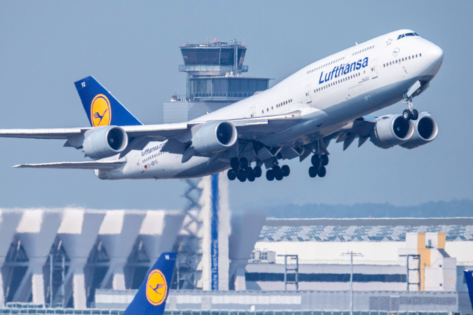 Frau randaliert nackt in Lufthansa-Flieger und beißt Polizisten