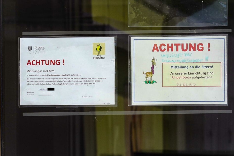 Schilder am Eingang informieren die Eltern.
