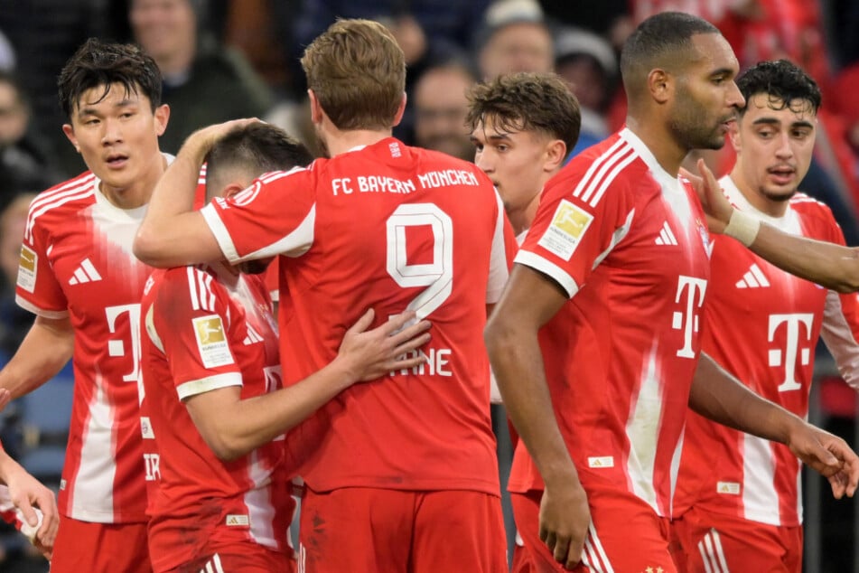 Noch vor der Pause schlugen die Münchner zurück: Raphaël Guerreiro (2.v.l., verdeckt) besorgte den Ausgleich für den Rekordmeister.