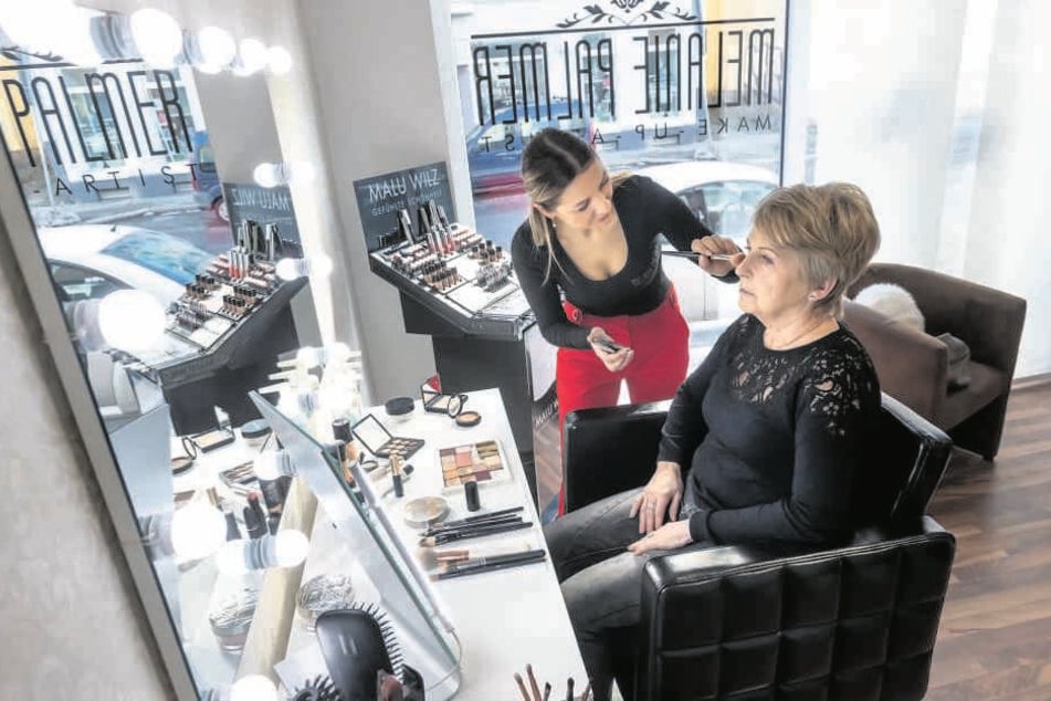 Neuer Salon in Chemnitz: Melanie Palmer (33) schminkt Kundinnen wie Margot Wagner (69) natürlich schön.